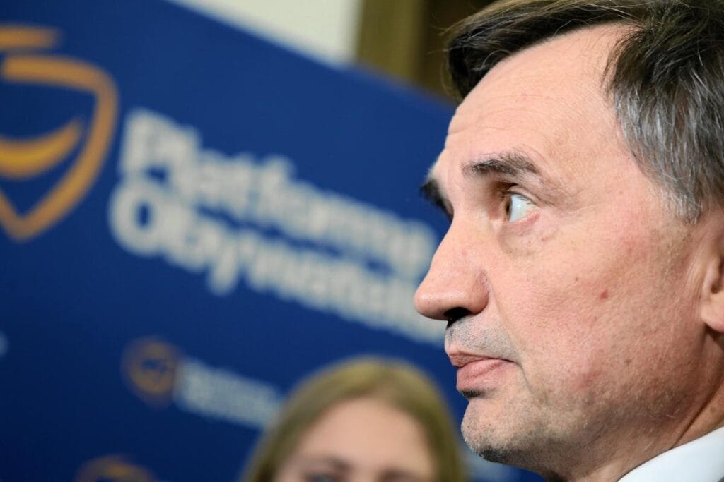 ziobro sorusturma komisyonu onunde ziobro nun gozaltina alinmasi ve getirilmesine iliskin mahkeme onayi bulunmaktadir 11397