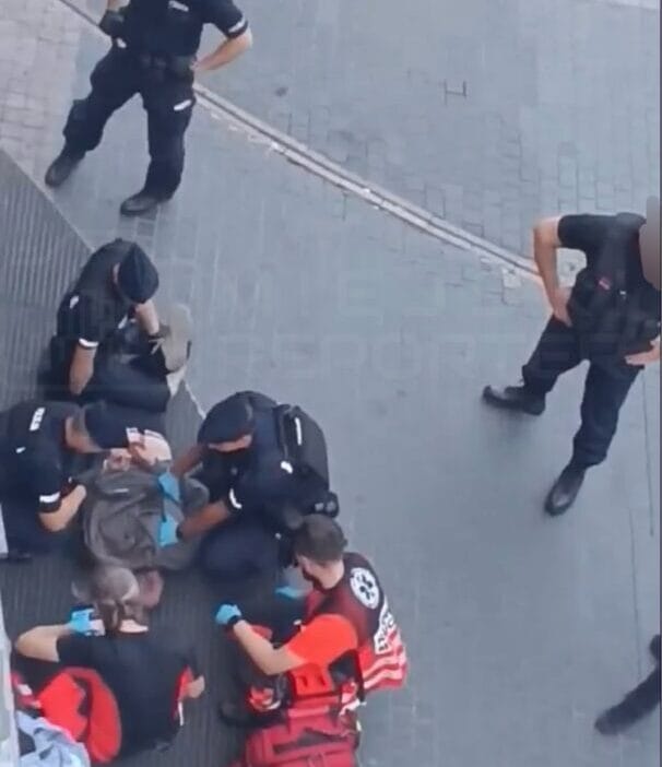 Zlote tarasy'de tedirgin bir adam insanlara saldırdı. Gözaltına alındı, polis memurlarına hakaret etti 1 Zlote tarasy de tedirgin bir adam insanlara saldirdi gozaltina alindi polis memurlarina hakaret etti 10034