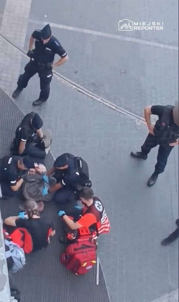 zlote tarasy de tedirgin bir adam insanlara saldirdi gozaltina alindi polis memurlarina hakaret etti 10034