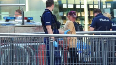 Zlote tarasy önünde bıçaklı saldırı. Adamın hastanedeki durumu ciddi 4 Zlote tarasy onunde bicakli saldiri adamin hastanedeki durumu ciddi 9101