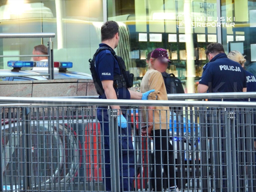 zlote tarasy onunde bicakli saldiri adamin hastanedeki durumu ciddi 9101