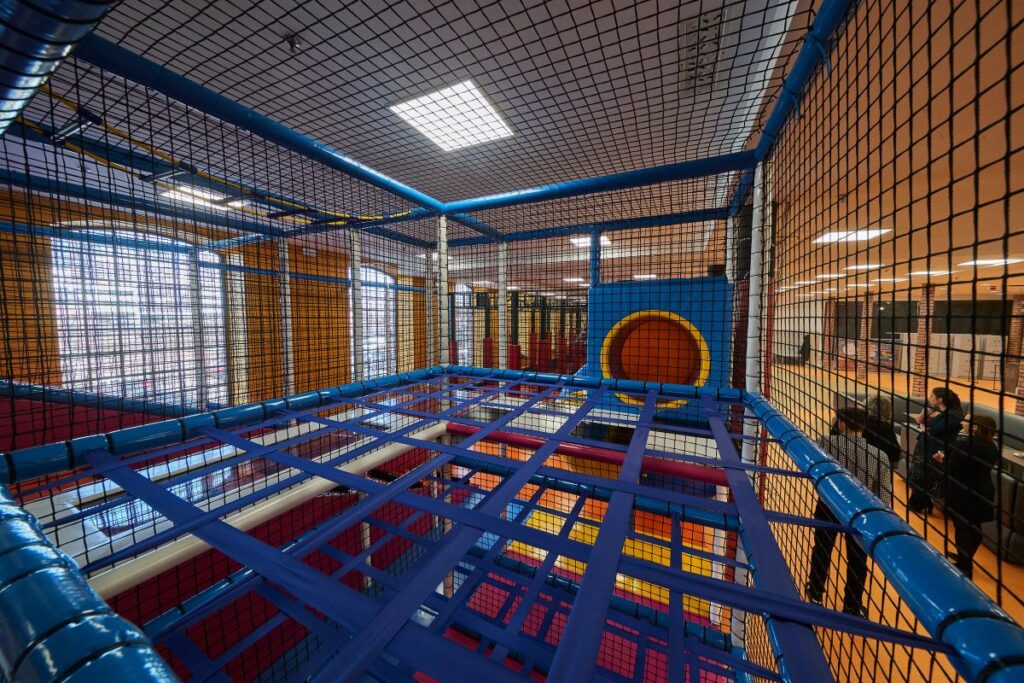 11 yasindaki bir kiz cocugu atladi ve belini kirdi oyun odasinin sahipleri bir aciklama yayinladi 19979