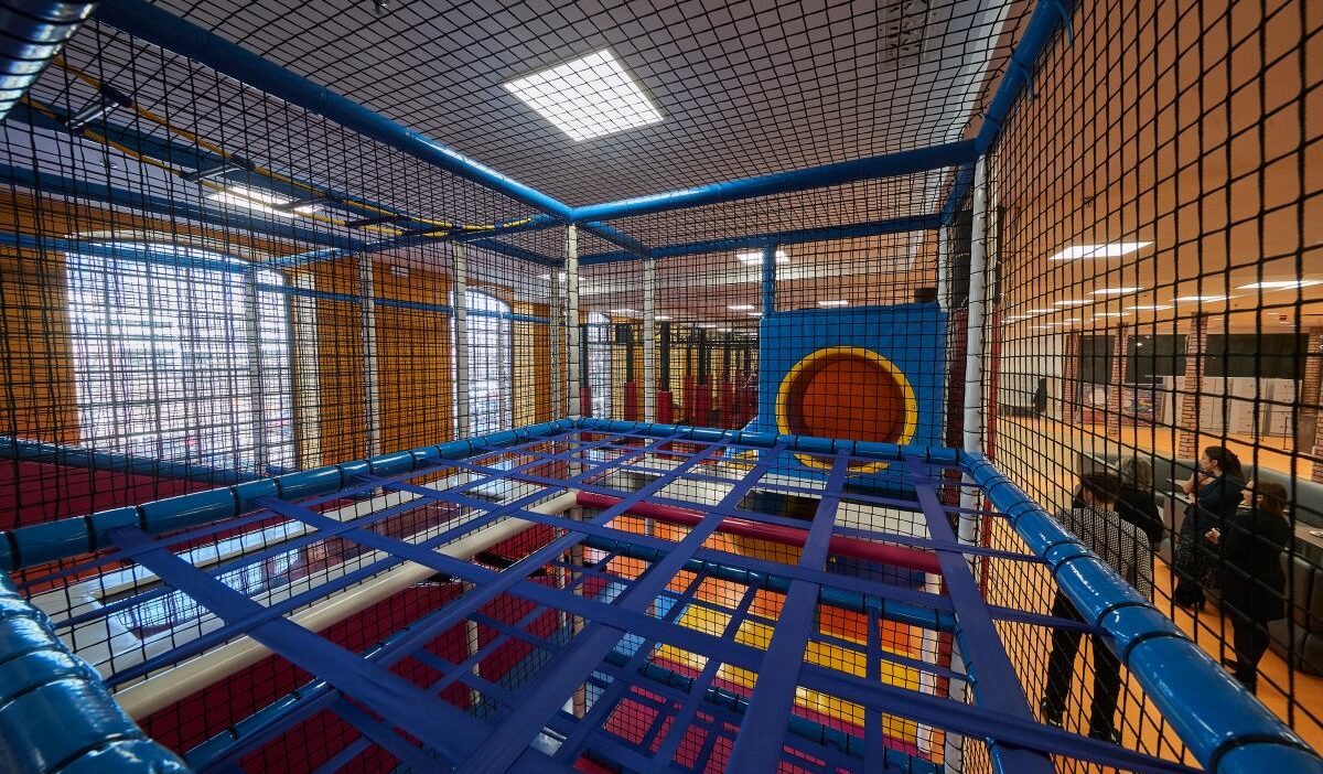 11 yasindaki bir kiz cocugu atladi ve belini kirdi oyun odasinin sahipleri bir aciklama yayinladi 19979