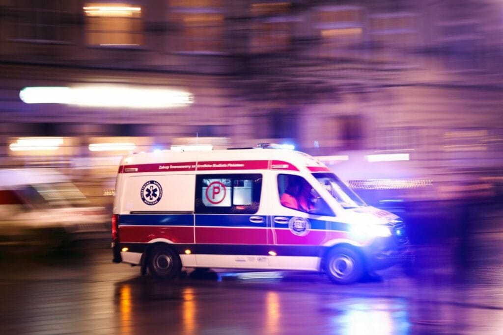 11 yasindaki bir kiz cocugu sisme bir yastigin uzerine atladi sonunda hastanelik oldu 19380