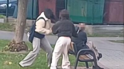 13 yasindaki iki kiz krasnystaw da bir adama saldirdi kafasina vurmaya basladilar 16550