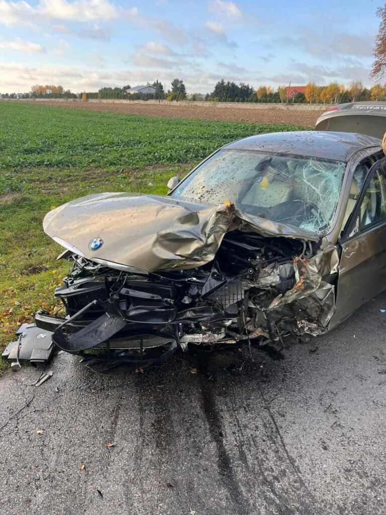 19 yasindaki bmw surucusu sollama yaparken yoldan cikti ve bir agaca carpti 20386