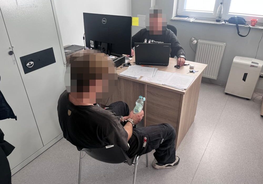 24 yasindaki bir genc bir okula girerek bulabildigi her seyi tahrip etti varsova nin ursyn w bolgesinde takip 14427