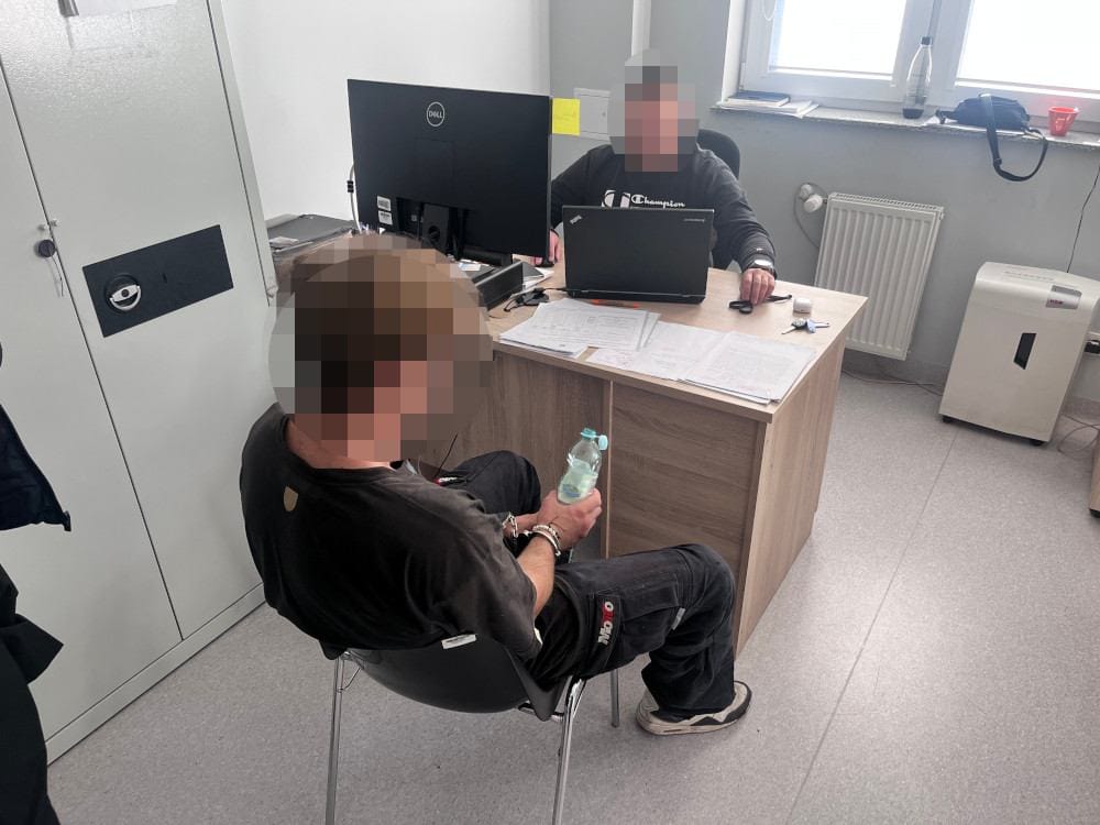 24 yasindaki bir genc bir okula girerek bulabildigi her seyi tahrip etti varsova nin ursyn w bolgesinde takip 14427