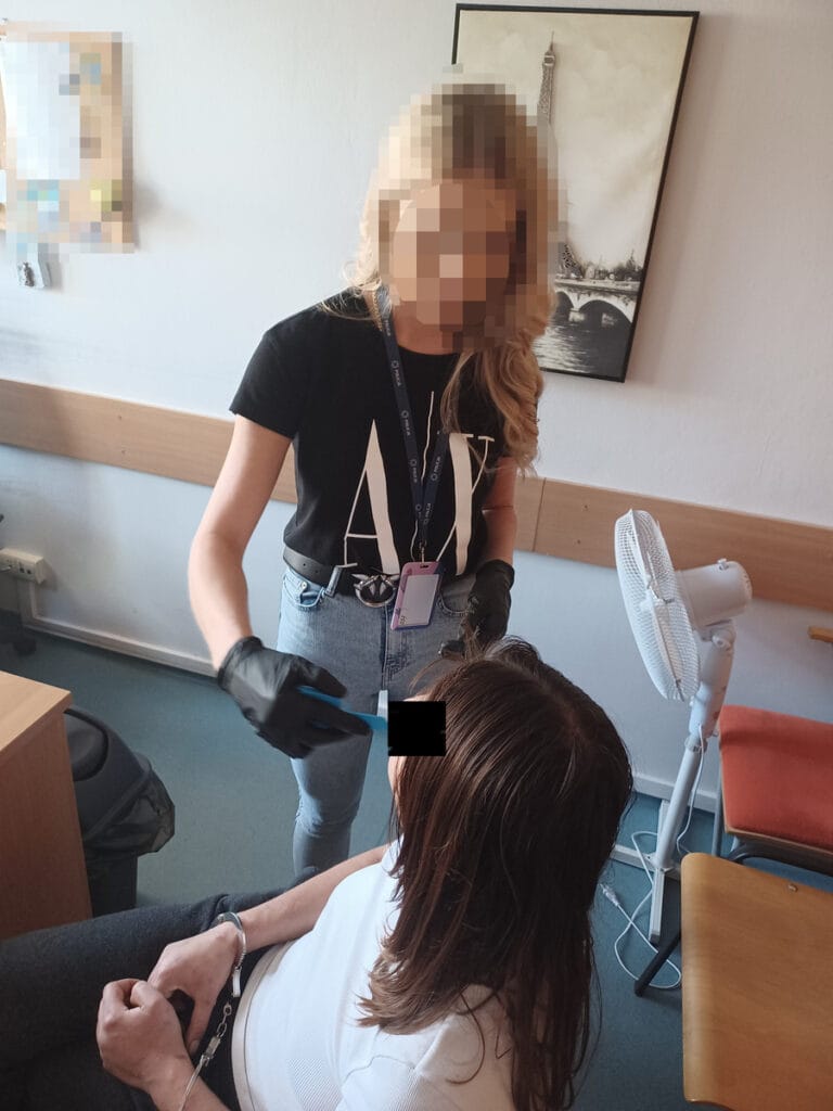 26 yasindaki bir kadin kasitsiz adam oldurmekle suclaniyor olay sirasinda binde 3 9 alkolu vardi 17144