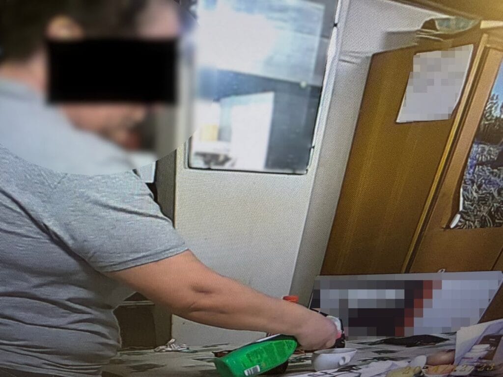 56 yasindaki kadinin is arkadasinin iceceklerine kimyasal madde kattigi iddia edildi bir iddianame var 14940