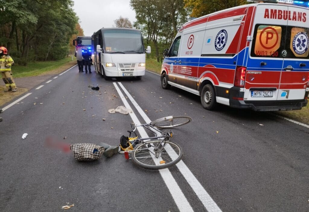 83 yasindaki bir bisikletci cocuklari tasiyan bir otobusun onune dogru bisikletiyle cikti ona carpti 17679