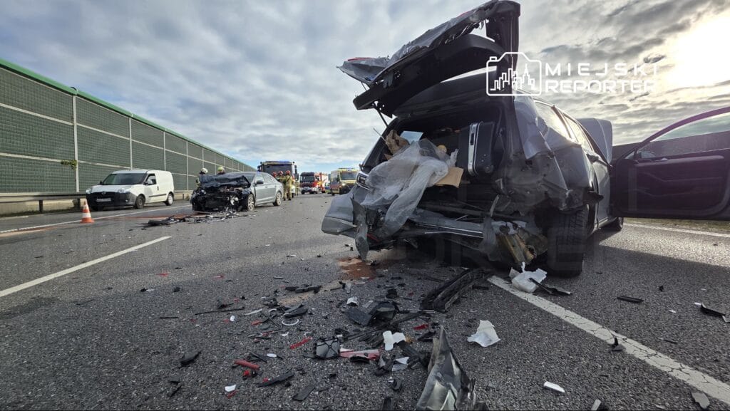 A2 otoyolunda ciddi kaza uc kisi yaralandi sadece acil durum seridi gecilebilir durumda 19173