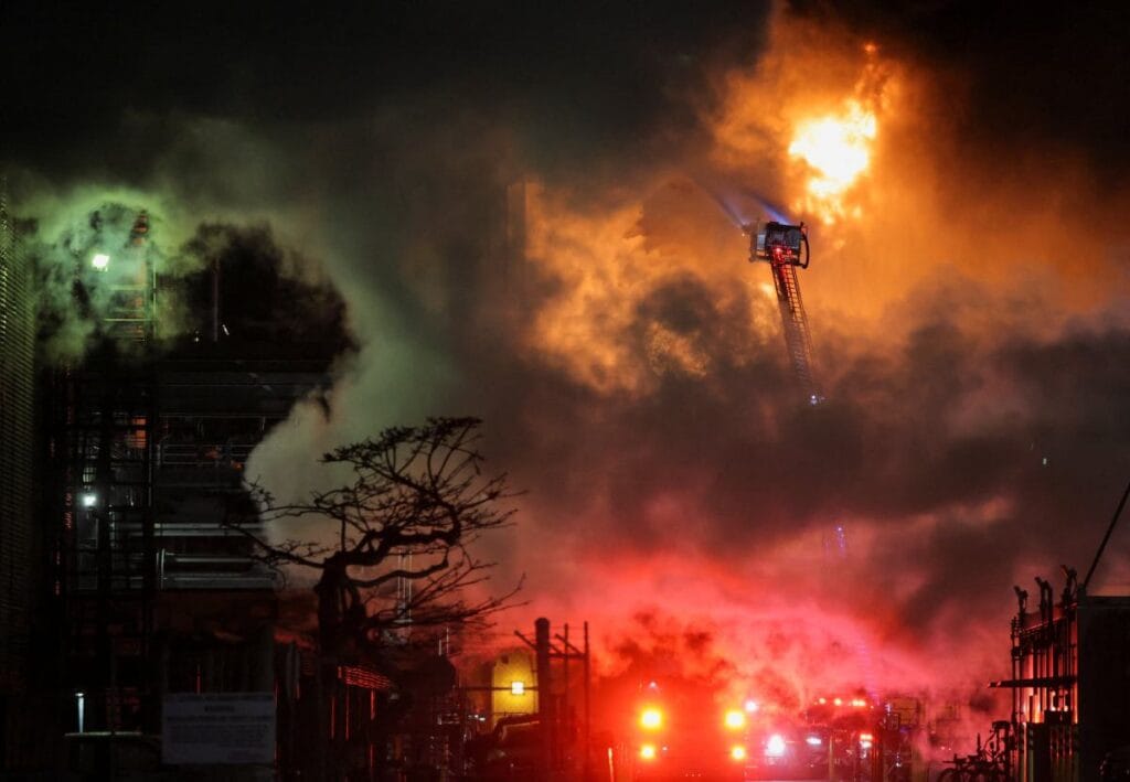 abd de guclu bir patlama sehrin uzerinde ates sutunu 14730