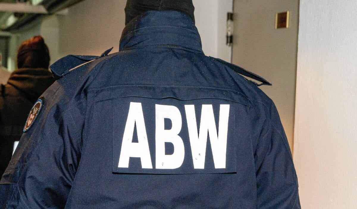 Abw 24 yasindaki ukraynali gozaltinda telefonuna gelen mesajlarla ihanete ugradi 18590