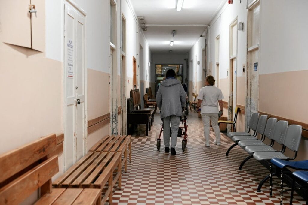 acil servisin birkac metre disindaymis ama yardim gelmemis hastanenin disina cikma zorunlulugu yok diyor 17441