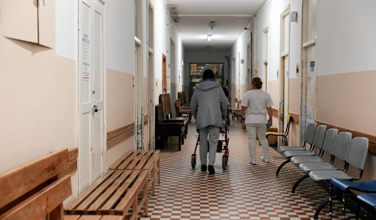 Acil servisin birkac metre disindaymis ama yardim gelmemis hastanenin disina cikma zorunlulugu yok diyor 17441