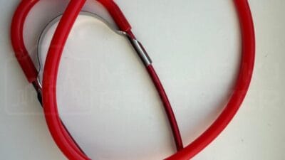 Agresif hasta doktora saldirdi doktorun ameliyattan cikmasini engelledi ve ardindan ona saldirarak boynuna bir stetoskop sikistirdi 18851