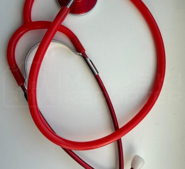 Agresif hasta doktora saldirdi doktorun ameliyattan cikmasini engelledi ve ardindan ona saldirarak boynuna bir stetoskop sikistirdi 18851