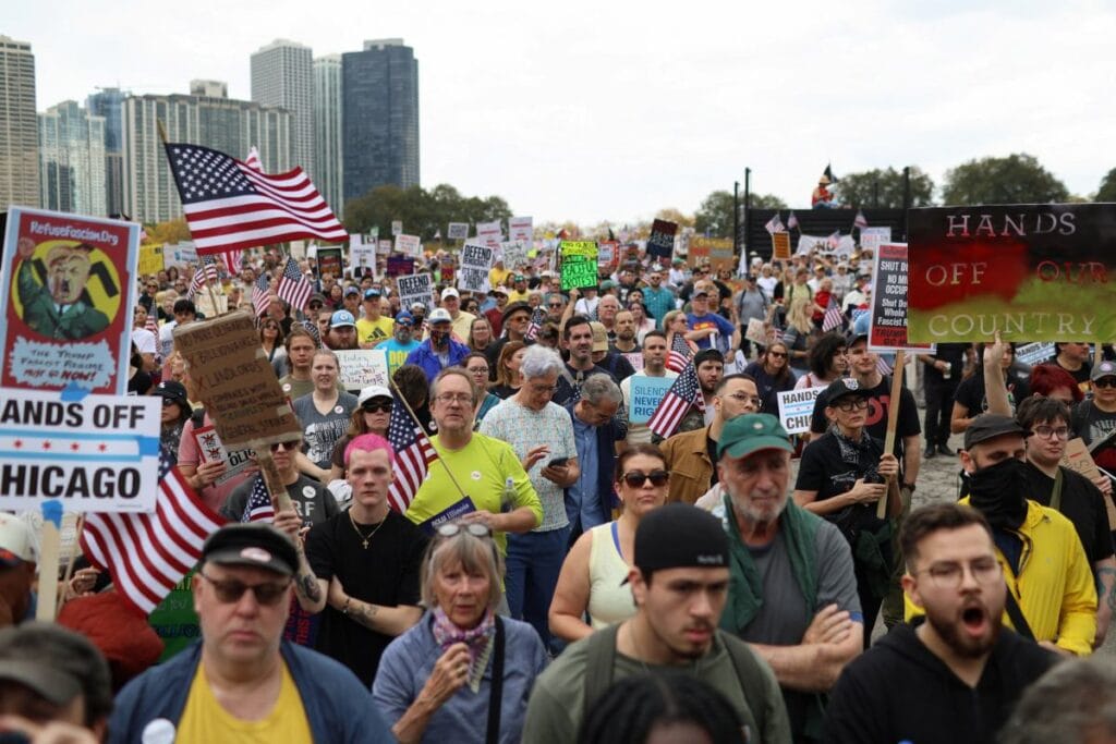 amerika kayniyor milyonlarca insan sokaklara dokuldu baskan gucunun mutlak oldugunu dusunuyor 17991