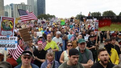 Amerika kayniyor milyonlarca insan sokaklara dokuldu baskan gucunun mutlak oldugunu dusunuyor 17991