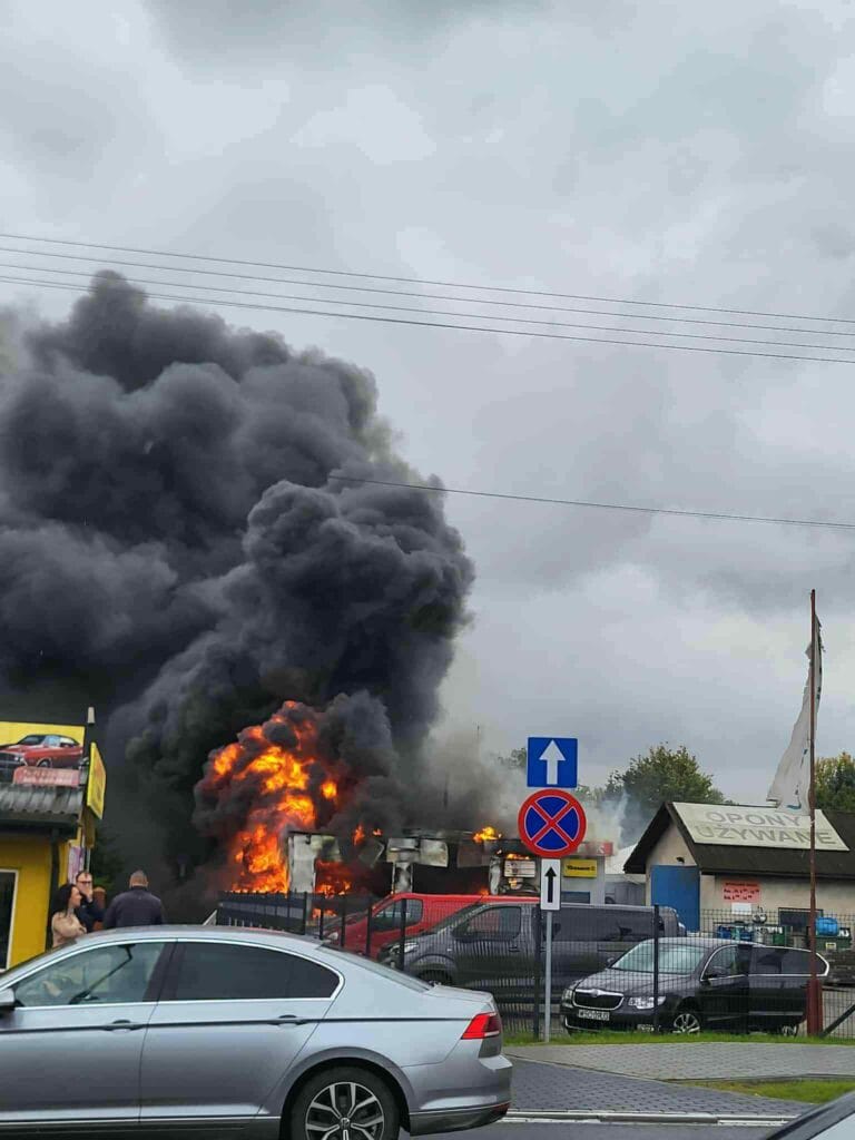 araba atolyesi yangini bina alevler icinde kaldi 16481