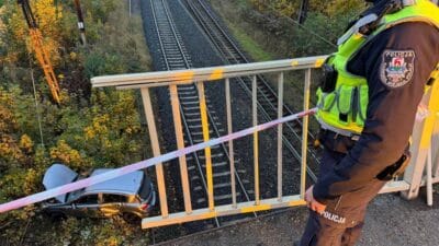 Araba kullanan 18 yasindaki bir kadin jelenia g ra da bir ust gecitten dustu polis kazanin nedenini acikladi 19356