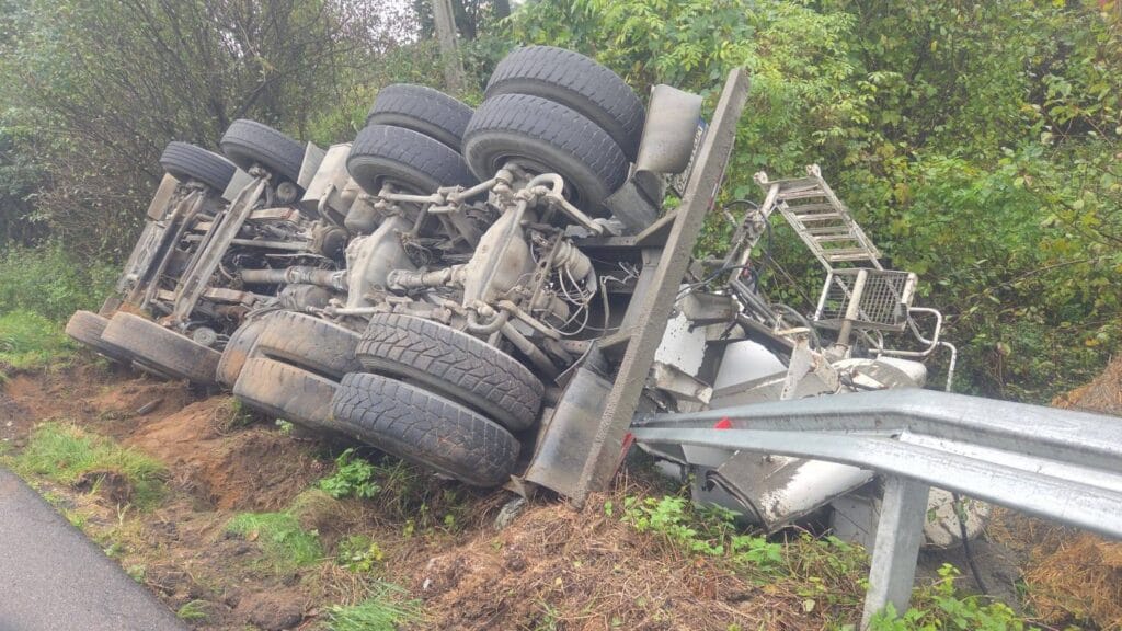 Armut damperli kamyonla biten iki kamyonu gecmek 15597