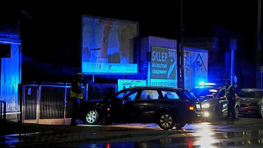 Audi kullanan 23 yasindaki genc yaya gecidinde iki gence carpti 19623