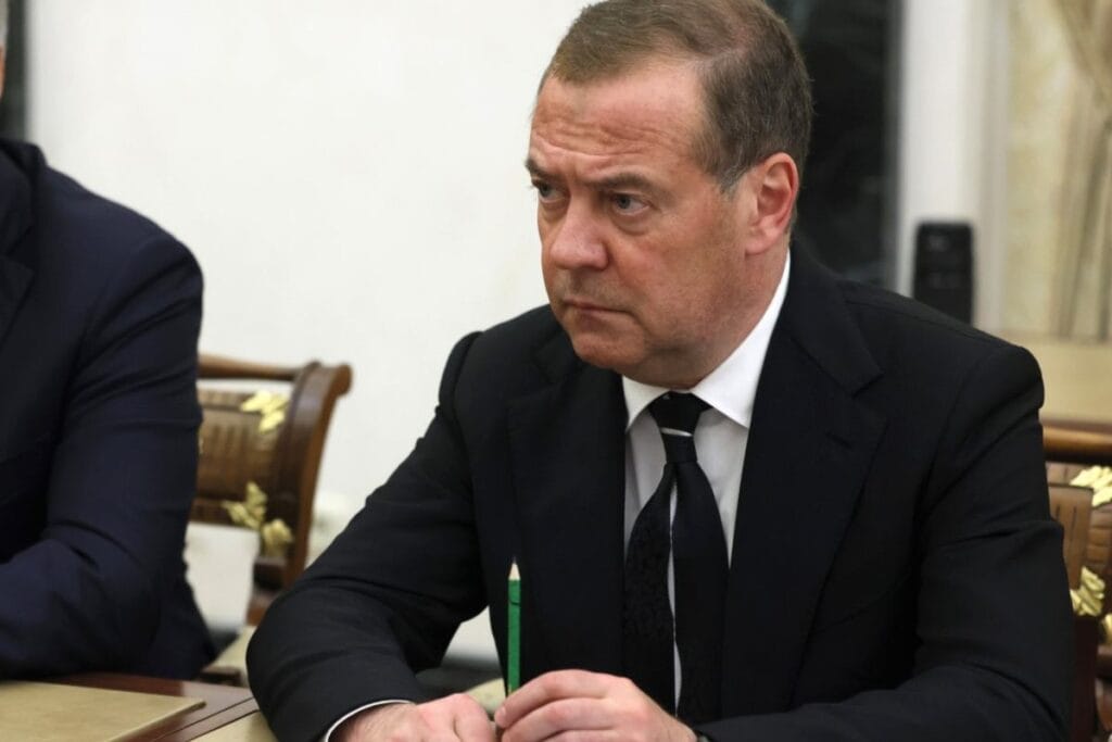 avrupa sehirleri uzerinde dronlar medvedev aptal hayvan surusu gibi korkudan titriyorlar 15390