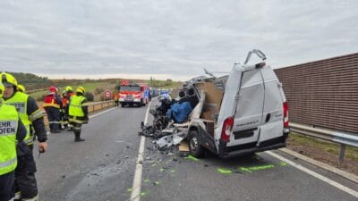 Avusturya da polonya otobusu kaza yapti araci kimin kullandigi biliniyor disisleri bakanligi ndan bir mesaj var 17673