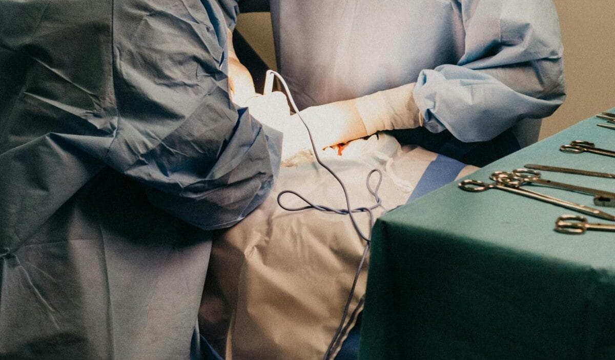 Avusturya doktor 12 yasindaki kizinin ameliyat olmasina izin mi verdi dava basladi 17030