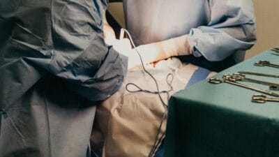 Avusturya doktor 12 yasindaki kizinin ameliyat olmasina izin mi verdi dava basladi 17030