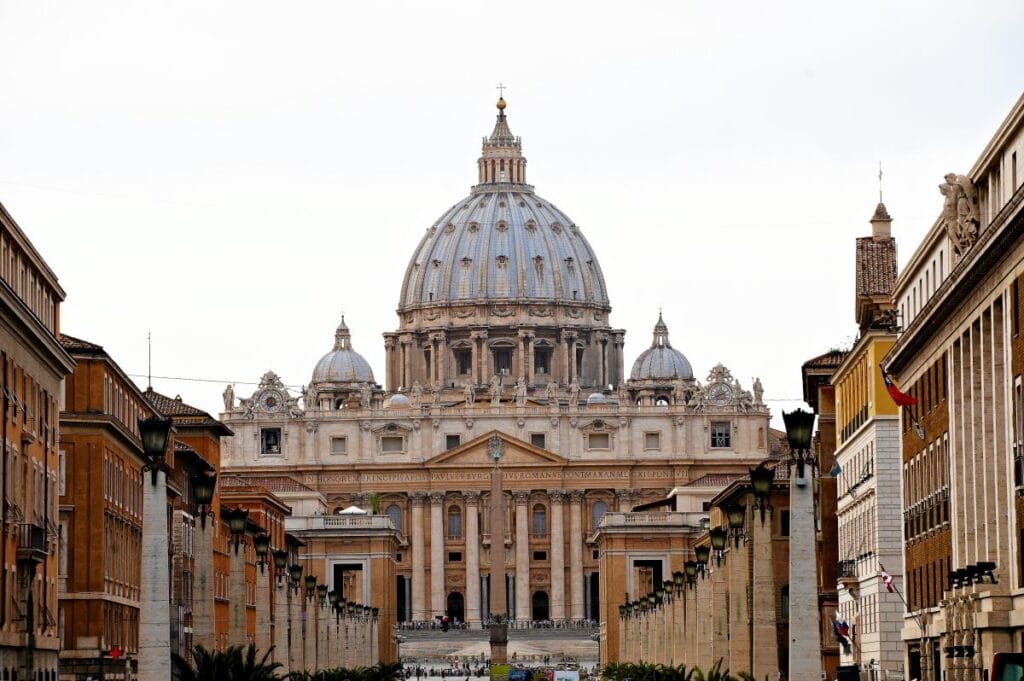 aziz petrus bazilikasi nda sok edici olay bir adam gozaltina alindi 16583