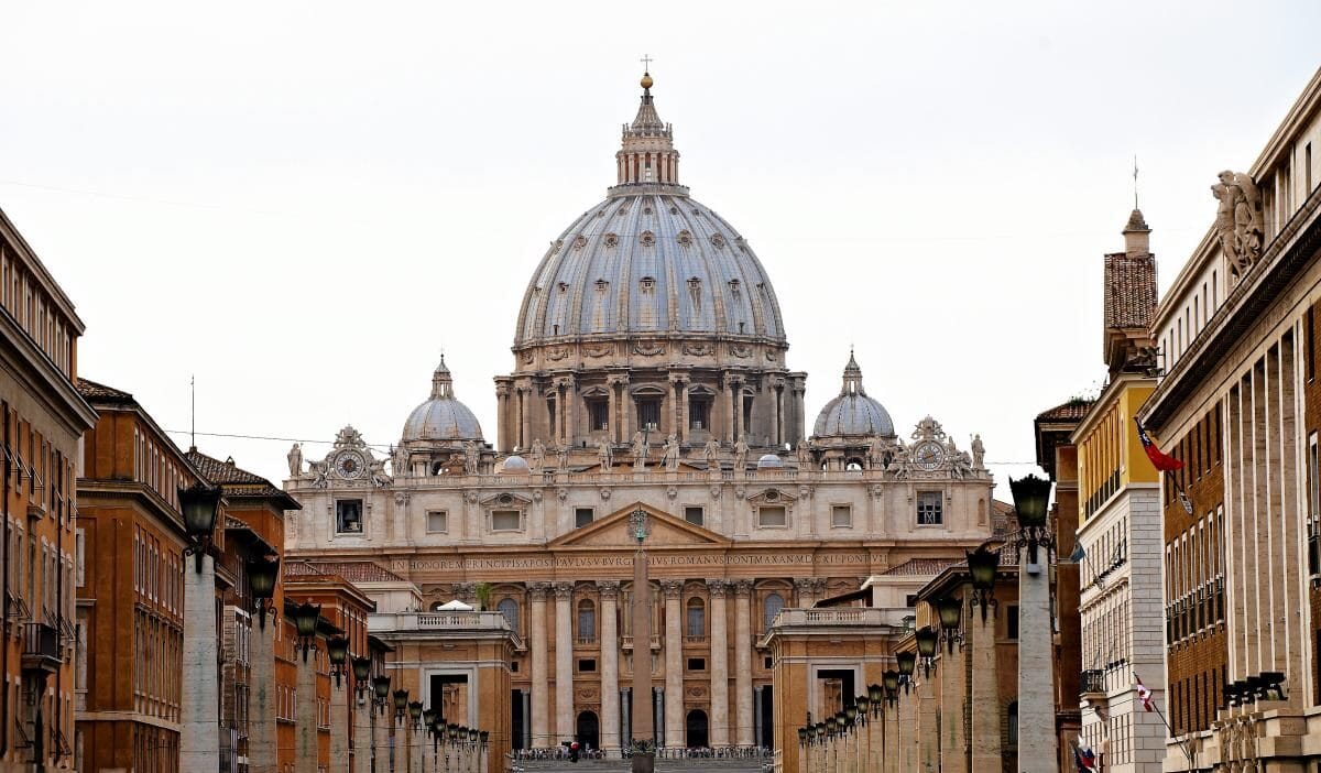 Aziz petrus bazilikasi nda sok edici olay bir adam gozaltina alindi 16583