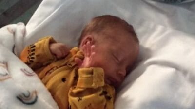 Baba bebeği kuvözden çıkarmış ve yere atmıştır. Bir karar var. 4 Baba bebegi kuvozden cikarmis ve yere atmistir bir karar var 15066