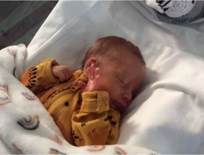 Baba bebeği kuvözden çıkarmış ve yere atmıştır. Bir karar var. 1 Baba bebegi kuvozden cikarmis ve yere atmistir bir karar var 15066