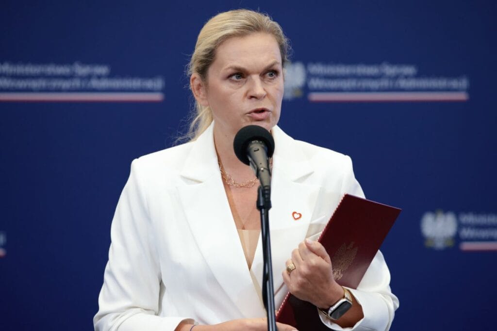 barbara nowacka polonyalilar tarafindan yargilandi hem de sert bir sekilde bir anket var 15177