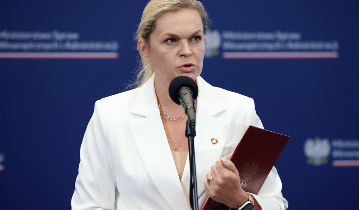 Barbara nowacka polonyalilar tarafindan yargilandi hem de sert bir sekilde bir anket var 15177