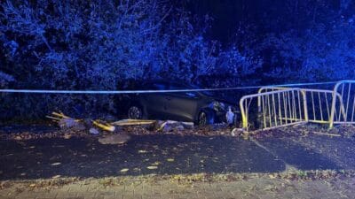 Bariyerlere carpti ve bir hendege dustu surucu yuzde 2 den fazla 19799