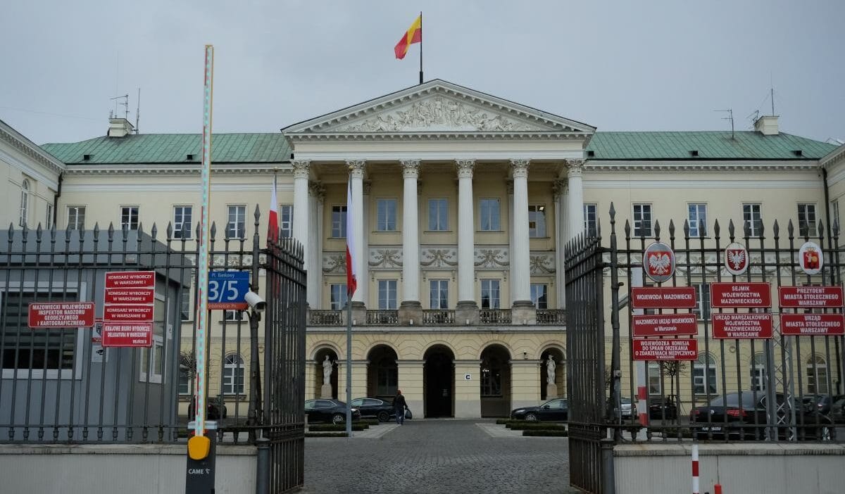 Baskentin belediye binasinda rus izleri suclanan varsova yetkilisi 15984