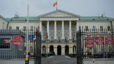 Baskentin belediye binasinda rus izleri suclanan varsova yetkilisi 15984