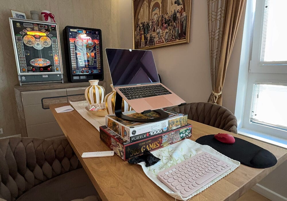 Baskentin suclulari praga bolgesindeki bir apartman dairesinde bir cagri merkezini dagitti dolandiricilar coktan tutuklandi 14736