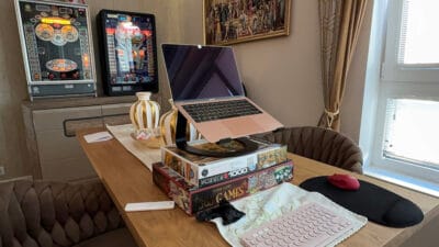 Baskentin suclulari praga bolgesindeki bir apartman dairesinde bir cagri merkezini dagitti dolandiricilar coktan tutuklandi 14736