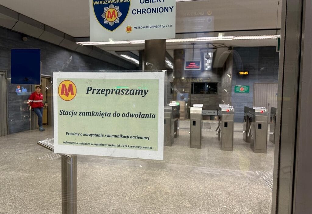 Bavullar metroda unutuldu uc istasyon kapali 14769