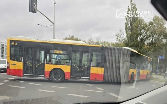 Belediye otobüsünün başarısız u dönüşü manevrası bemowo'da trafiği felç etti 1 Belediye otobusunun basarisiz u donusu manevrasi bemowo da trafigi felc etti 15333