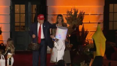 Beyaz saray'da cadılar bayramı. Trump ilk dönemindeki bir jesti tekrarladı 3 Beyaz saray da cadilar bayrami trump ilk donemindeki bir jesti tekrarladi 20362