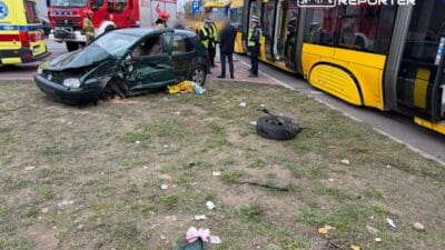 Bia o ka da bir otomobil ile tramvay carpisti carpisma o kadar siddetliydi ki arabanin bir tekerlegi koptu 18611