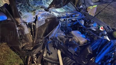 Bialoleka da bir binek arac surucusu savruldu bir agaca ve direge carpti 17300