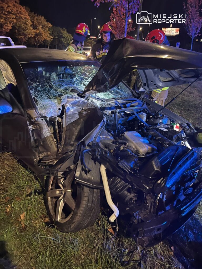 bialoleka da bir binek arac surucusu savruldu bir agaca ve direge carpti 17300