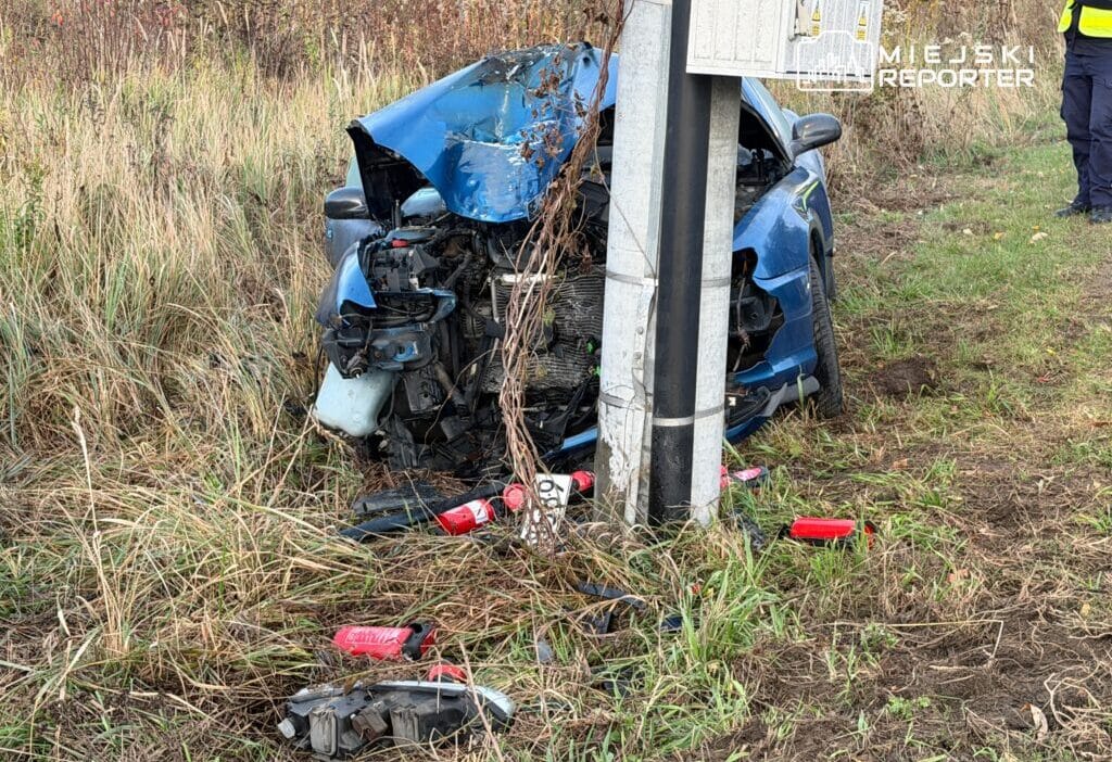 Bialoleka da bir peugeot ile direge carpti araba yanmaya basladi 17958